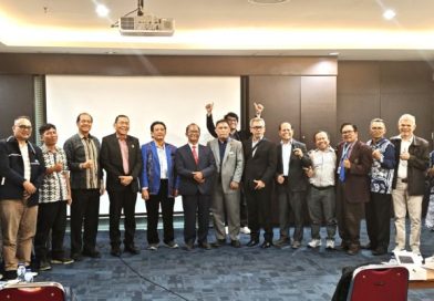 SEMINAR “MANJOMPUT NA SINURAT” SOROT POLITIK SEKULER DI GEREJA: DARI DEMOKRASI KE TEOKRASI SEMINAR “MANJOMPUT NA SINURAT” SOROT POLITIK SEKULER DI GEREJA: DARI DEMOKRASI KE TEOKRASI